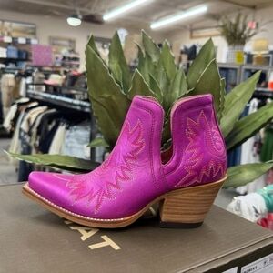 ARIAT Pink Metallic Dixon in Electric Raspberry NEW NIB Size 8